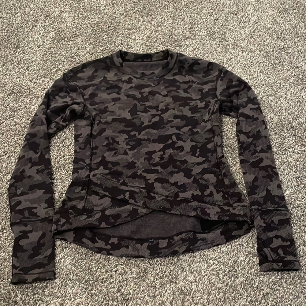 Lululemon close to crossing pullover